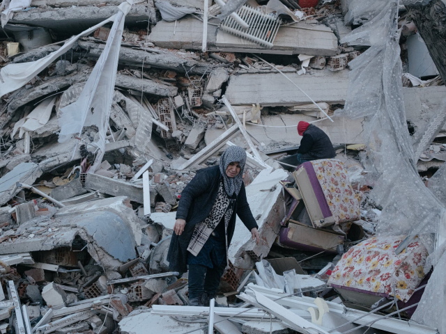 튀르키예 카라만마라슈에서 한 어머니가 건물 잔해에 깔린 아들을 애타게 찾고 있다. 뉴욕타임스(NYT)