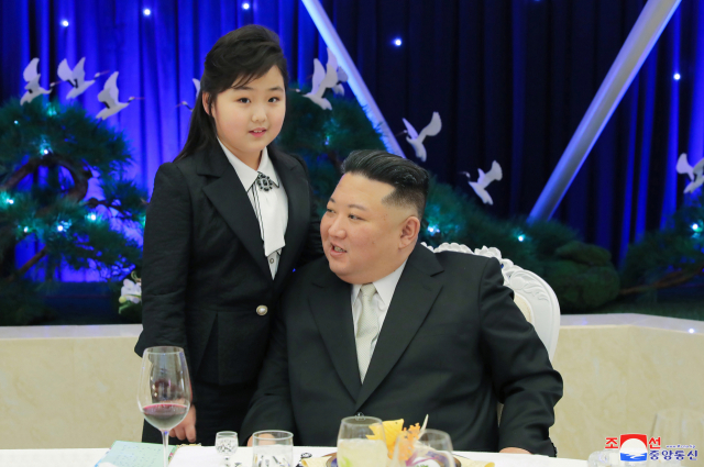 김정은 북한 국무위원장이 딸 김주애(왼쪽)와 함께 건군절 75주년을 앞두고 7일 열린 기념 연회에 참석하고 있다. 연합뉴스