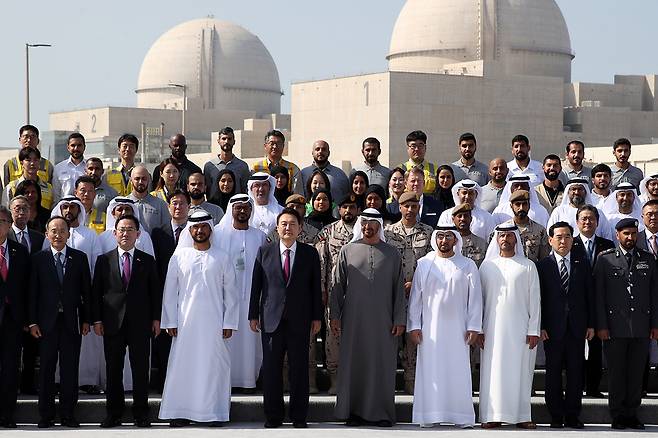 1월16일 아랍에미리트를 방문한 윤석열 대통령이 바라카 원전 3호기 가동식에서 기념 촬영을 하고 있다. ⓒ연합뉴스