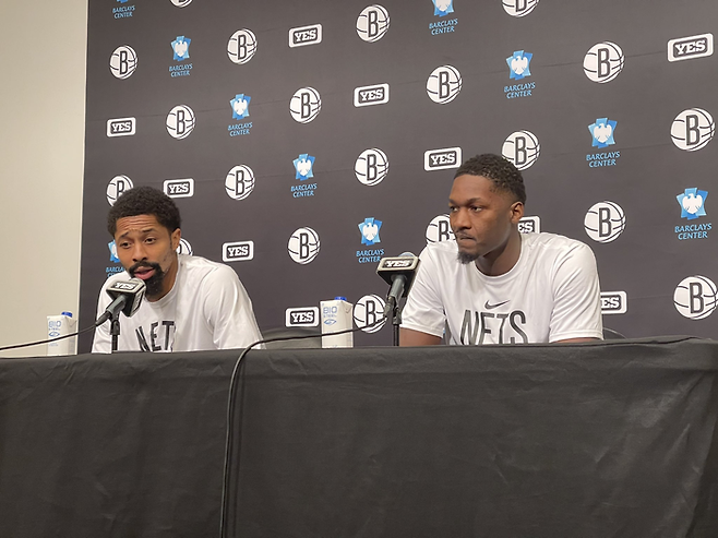 스펜서 딘위디(왼쪽)와 도리안 핀니-스미스가 브루클린 입단 기자회견을 진행 중인 모습. 예스네트워크 제공