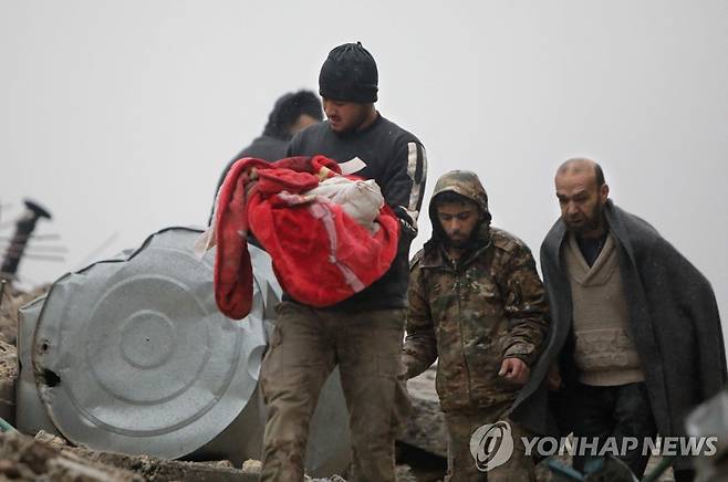 이번 지진으로 숨진 아기를 품에 안은 아버지  [AFP 연합뉴스 자료사진. 재판매 및 DB 금지]