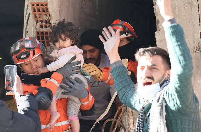 9일 오전(현지시간) 튀르키예 하타이 안타키아 일대에서 한국긴급구호대(KDRT) 대원들이 지진으로 무너진 건물 속에 갇혀 있던 어린이를 구조하고 있다. (사진=연합뉴스)