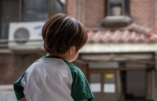 사시 증상 중 하나는 고개를 숙이고 머리를 한쪽으로 기울이는 것이다ㅣ출처: 게티이미지뱅크