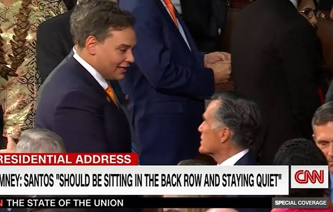 공화당 조지 산토스 하원의원(왼쪽)과 밋 롬니 상원의원(오른쪽)이 지난 7일(현지시간) 미 의회에서 열린 조 바이든 대통령의 국정연설 전 조우해 설전을 벌이고 있다. 사진은 CNN 화면 캡처.