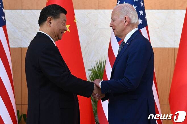 조 바이든 미국 대통령과 시진핑 중국 국가주석이 14일 (현지시간) 인도네시아 발리 누사두아에서 열린 G20 정상회의 중 첫 대면 정상회담을 위해 만나 악수를 하고 있다. ⓒ AFP=뉴스1 ⓒ News1 우동명 기자