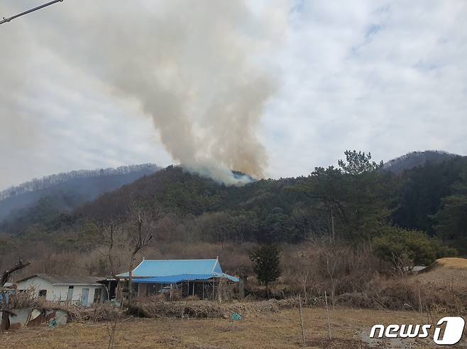 9일 산림 및 소방당국에 따르면 이날 오후 12시57분께 전북 완주군 소양면의 한 야산에서 불이 났다.(전북소방본부 제공)2023.2.9/뉴스1