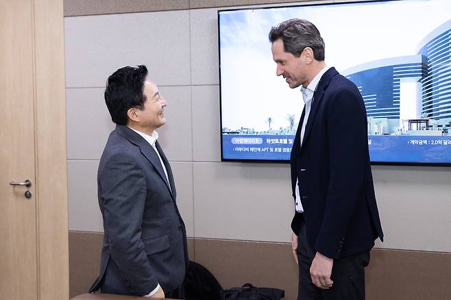 현대차그룹의 자율주행 합작기업 모셔널(Motional)사의 칼 이아그넴마(Karl Iagnemma) CEO(사진 우측)가 9일 정부세종청사 국토교통부 집무실에서 원희룡 국토교통부장관(사진 좌측)과 만나 미래 모빌리티 비전에 대해 의견을 나눴다.
