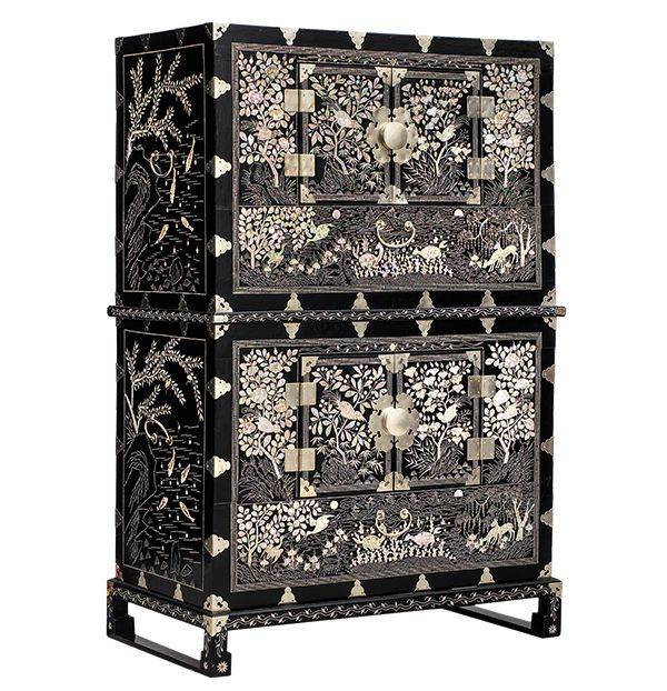 크렘린박물관 소장 ‘흑칠나전이층농’(127.1×81.5㎝).