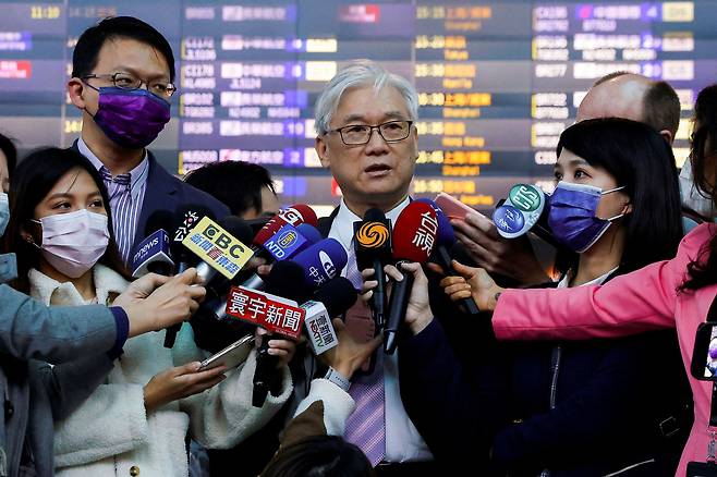 대만 제1야당인 국민당의 샤리옌 부주석이 8일 중국을 방문하기 직전 대만 타오위안 국제공항에서 기자들의 질문에 답하고 있다./로이터 연합뉴스