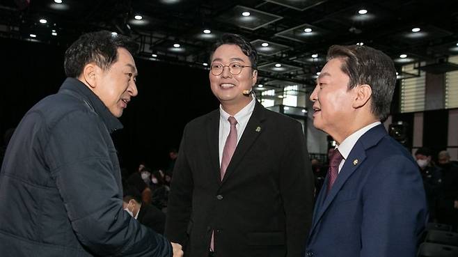 국민의힘 당 대표 후보로 출마하는 (왼쪽부터) 김기현 후보, 천하람 후보, 안철수 후보가 7일 오전 서울 강서구 ASSA빌딩 방송스튜디오에서 열린 국민의힘 제3차 전당대회 비전발표회에서 인사를 나누고 있다. /2023.2.7 국회사진기자단