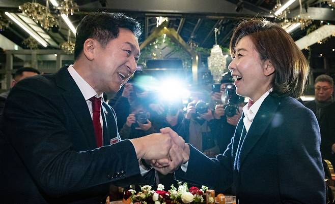 국민의힘 당권주자인 김기현 의원과 나경원 전 의원이 9일 서울 마포구 케이터틀에서 열린 '새로운 민심 전국대회'에서 만나 악수하고 있다. /뉴스1