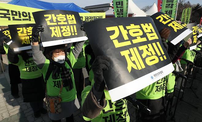 대한간호협회 회원들이 9일 서울 여의도 국회의사당 앞에서 간호법 제정·국회 법제사법위원회(법사위) 통과를 촉구하며 구호를 외치고 있다./뉴스1