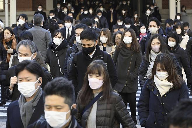 지난달 20일(현지 시각) 일본 도쿄역 밖에서 마스크를 쓴 시민들이 출근하고 있다./연합뉴스