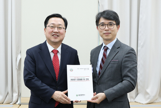 이장우(왼쪽) 대전시장과 김완섭 기획재정부 예산실장이 9일 대전시청에서 간담회를 갖고 기념사진을 찍고 있다. 사진=대전시 제공