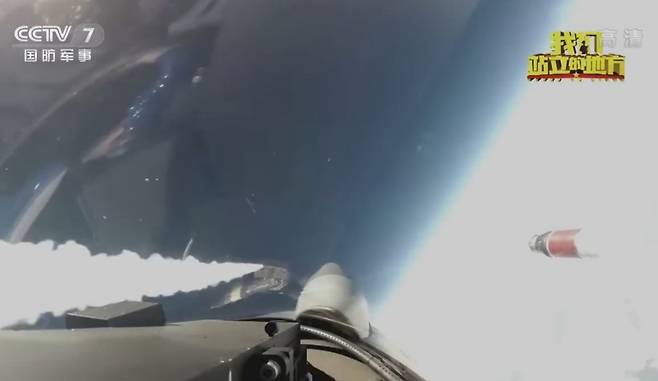 정찰 풍선을 발견하고 이를 격추시키는 중국 공군. 사진=중국중앙(CC)TV 유튜브 캡처.