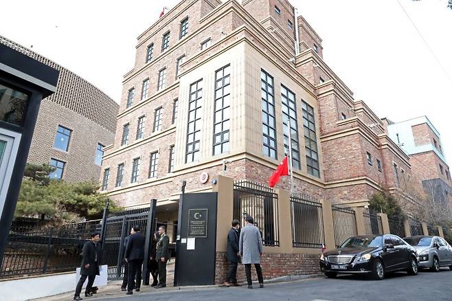 9일 오후 서울 종로구 주한 튀르키예 대사관앞이 각국 대사들의 방문이 이어지면서 분주한 모습을 보이고 있다. /사진=뉴시스화상