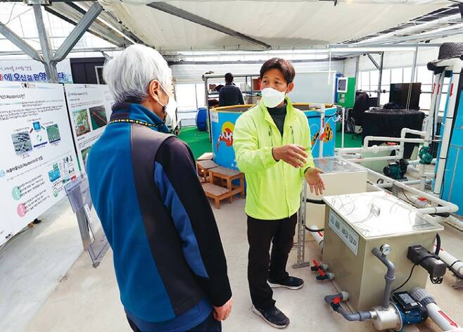 강남구 스마트팜에선 청년과 중장년을 대상으로 신기술 경험 프로그램도 주 1회 운영한다. 재배관리사 김동하씨가 지난 3일 참여자에게 양액 제조법과 기기에 관해 설명하고 있다.