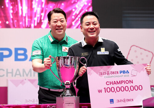 조재호(오른쪽)의 우승을 라이벌 강동궁이 활짝 웃으며 축하해주고 있다. PBA 제공