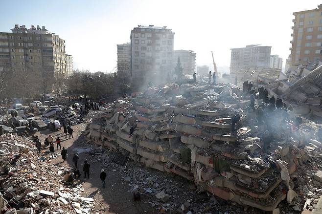 8일 튀르키예 남부 카흐라만마라시의 무너진 건물 잔해에서 사람들이 구조 작업을 하고 있다. EPA 연합뉴스