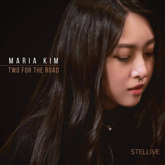 재즈 보컬리스트 겸 피아니스트 마리아 킴이 지난해 말 발표한 라이브 앨범 '스텔라이브 Vol.16 투 포 더 로드' 커버