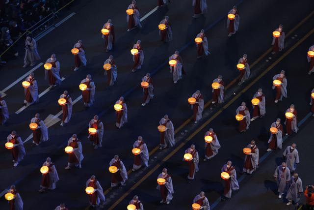 부처님오신날을 앞둔 지난해 4월 30일 오후 연등 행렬이 서울 동대문에서 출발해 종로를 지나 조계사로 향하고 있다. 연합뉴스