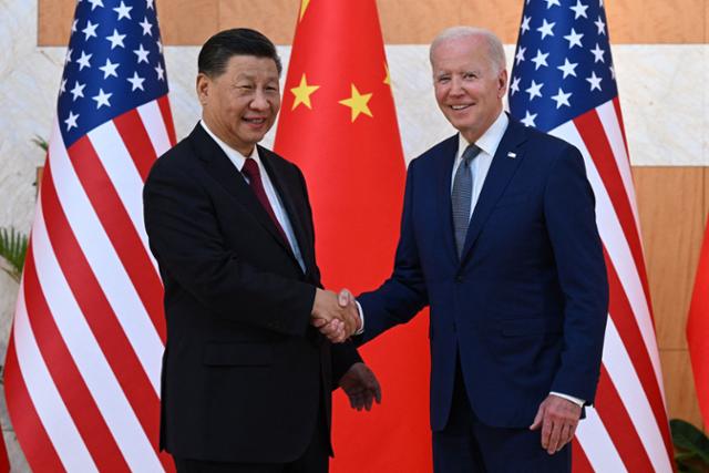 조 바이든(오른쪽) 미국 대통령과 시진핑 중국 국가주석이 지난해 11월 14일 주요 20개국(G20) 정상회담이 열린 인도네시아 발리에서 미중 정상회담에 앞서 악수하고 있다. 발리=AFP 연합뉴스