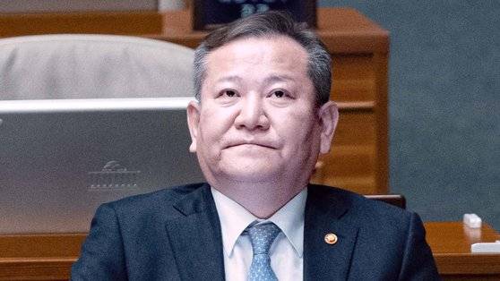 이상민 행정안전부 장관이 지난 6일 오후 서울 여의도 국회에서 열린 제403회 국회(임시회) 제2차 본회의 대정부 질문에서 잠시 생각에 잠겨 있다. 뉴스1