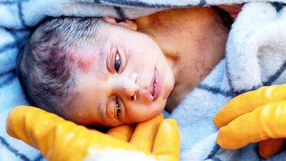 8일(현지시간) 튀르키예 남동부 하이타이 지역의 잔해에서 생후 20일 된 신생아가 구조됐다. 로이터=연합뉴스