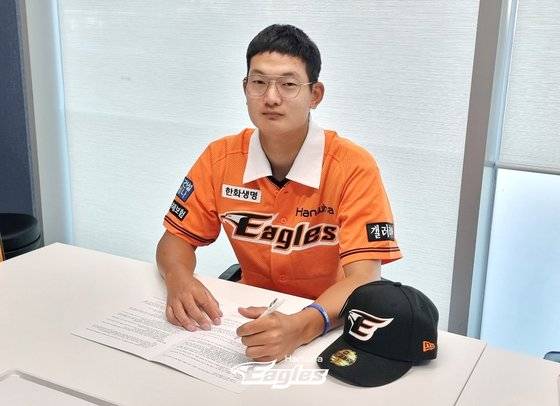 신인드래프트 전체 1순위로 지명된 김서현은 올해 입단한 신인 중 가장 많은 계약금 5억원에 사인했다. 사진 한화 이글스