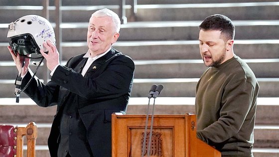 린제이 호일(왼쪽) 영국 하원의장이 볼로디미르 젤렌스키 우크라이나 대통령에게 전달받은 조종사 헬멧을 들어올리고 있다. AP=연합뉴스