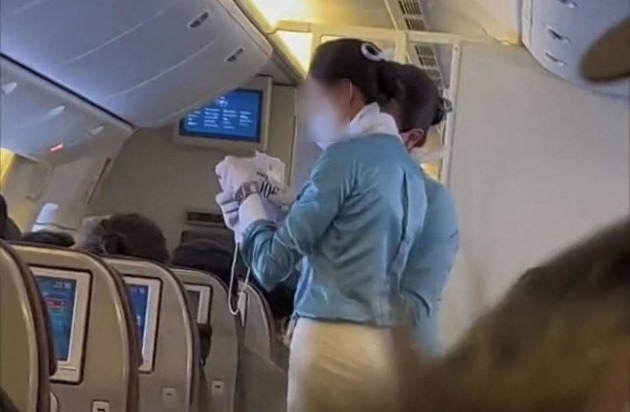 중국 다롄공항으로 들어가는 항공편 안에서 승무원들이 중국인을 제외한 외국 국적 탑승객들에게 흰색 비표를 나눠줬다. /사진=웨이보