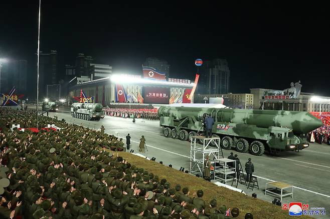 북한이 지난 8일 인민군 창건일(건군절) 75주년을 맞아 평양 김일성광장에서 열린 열병식에 고체연료 대륙간탄도미사일(ICBM)로 추정되는 신무기가 등장했다. 조선중앙통신