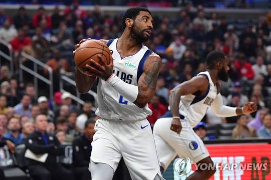 댈러스 유니폼 입고 LA 클리퍼스와의 경기에 출전한 카이리 어빙
[Gary A. Vasquez-USA TODAY Sports/로이터=연합뉴스]