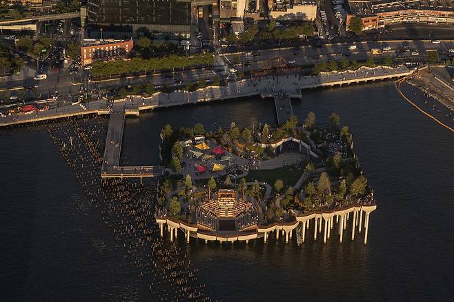 'WLP(일·거주·놀이) 도시'로 탈바꿈하기 위해 뉴욕에는 센트럴파크 외에도 인공섬 공원 리틀아일랜드 등 20개가 넘는 대규모 공원이 조성돼 있다. 【블룸버그】