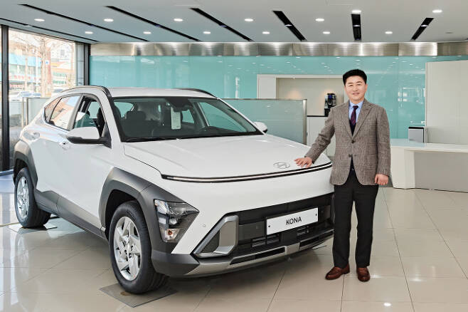 현대차가 2022 판매 우수자 톱10을 공개했다. 사진은 지난해 최다 판매 직원으로 선정된 김기양 대전지점 영업이사. /사진=현대차