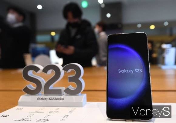 삼성전자 플래그십(최고급 사양) 스마트폰 '갤럭시S23'의 사전 예약이 시작된 가운데 공시지원금은 최대 24만원으로 책정됐다. /사진=장동규 기자