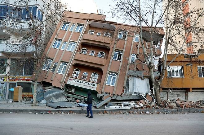 튀르키예인이 직접 기부금을 보내는 방법을 소개했다. 사진은 지진 발생 직후 튀르키예 모습. /사진=로이터