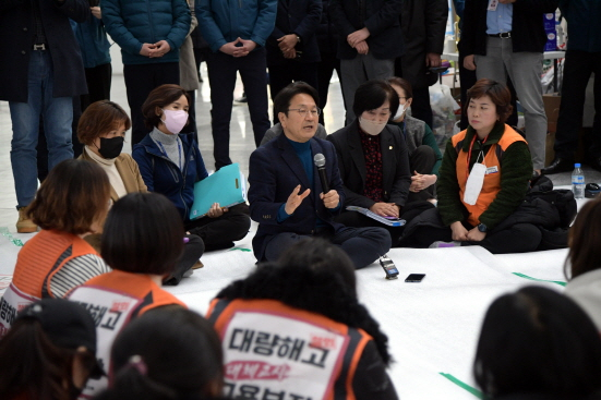 강기정 광주광역시장이 1월 16일 대체보육교사들과 만나 고용문제 등에 대해 대화를 나누고 있다/사진=광주시