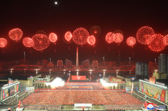 북한이 건군절 75주년인 지난 8일 평양 김일성광장에서 열병식을 개최했다고 조선중앙통신이 9일 보도했다. 연합뉴스