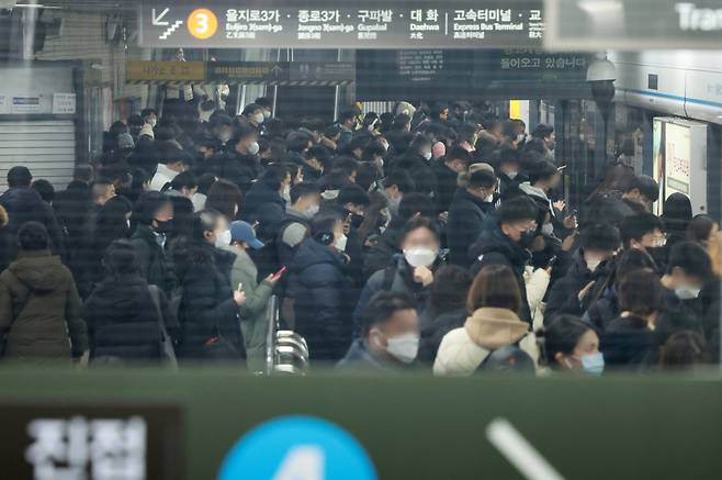 26일 오후 서울 지하철 3·4호선 충무로역에서 퇴근길 시민들이 지하철을 기다리고 있다. [연합]