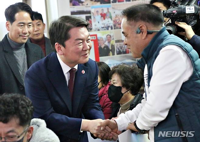 [괴산=뉴시스] 강신욱 기자 = 국민의힘 당대표 후보인 안철수 의원이 9일 충북 괴산 박덕흠 의원 사무실에서 열린 당원 간담회에서 지지자와 악수하고 있다. 2023.02.09. ksw64@newsis.com