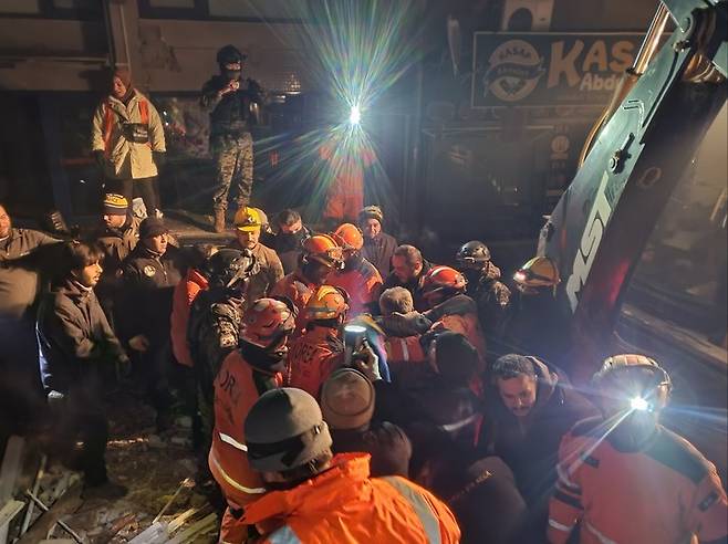 [서울=뉴시스] 정병혁 기자 = 대한민국 긴급구호대가 9일(현지시각) 튀르키예 하타이 안타키아 고등학교 등지에서 구조 활동을 벌이고 있다. (사진=소방청 제공) 2023.02.09. photo@newsis.com *재판매 및 DB 금지