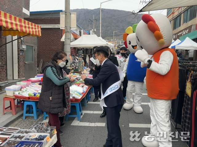 김갑문 NH농협 창원시지부장(가운데) 등이 공명선거 안내 전단을 나눠주고 있다.