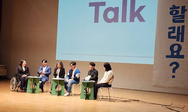 더불어민주당 박지현 전 비상대책위원장이 9일 서울 동작구 서울여성프라자 아름홀에서 열린 자신의 첫 출판기념회&nbsp;‘우리 같이 정치 할래요?’에서 패널과 토크쇼를 진행하고 있다. 왼쪽부터 홍서윤 전 민주당 대변인, 나라살림연구소 이왕재 부소장,&nbsp;페페연구소&nbsp;김동진 대표, 김연웅씨, 위근우 칼럼니스트, 박 전 위원장. 김현우 기자