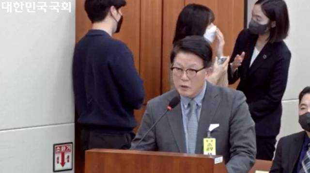 박형일 LG유플러스 부사장이 9일 과방위 전체회의에서 질의에 답하고 있다. 국회 인터넷의사중계시스템 캡처