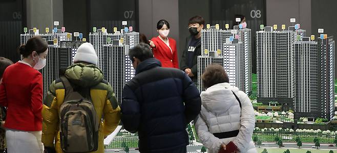 집값은 단순히 수요-공급에 따라 달라지지 않는다. 금리와 자산의 가격은 반비례한다.ⓒ연합뉴스