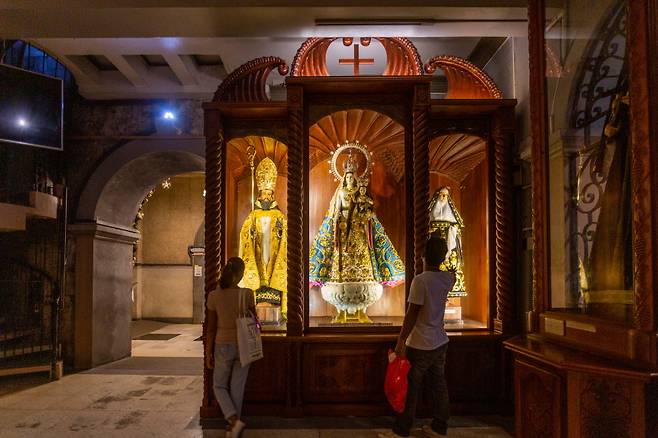 산토니뇨 성당에 가면, 필리핀 사람들의 신심을 볼 수 있다