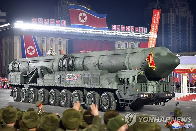 북한 열병식에 등장한 '고체 ICBM' 추정 신형 미사일 (평양 조선중앙통신=연합뉴스) 북한이 지난 8일 인민군 창건일(건군절) 75주년을 맞아 평양 김일성광장에서 열린 열병식에 고체연료 대륙간탄도미사일(ICBM)로 추정되는 신무기가 등장했다. 2023.2.9 
    [국내에서만 사용가능. 재배포 금지. For Use Only in the Republic of Korea. No Redistribution] nkphoto@yna.co.kr