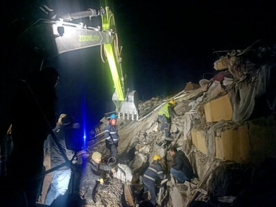 갇혀 있는 사람들의 구조 작업을 지원하는 Zoomlion 구조팀 (PRNewsfoto/Zoomlion)