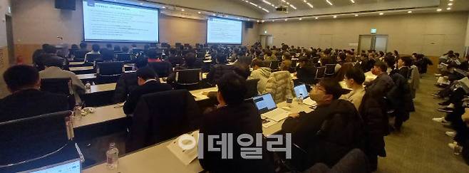 약 200명의 참석자들이 10일 오후 서울 여의도 전경련회관에서 한국회계학회가 주최한 ‘회계개혁제도 평가 및 개선방안’ 심포지엄에 참석했다. (사진=최훈길 기자)